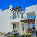 3 Bedroom Seaview Direct In With Pool *