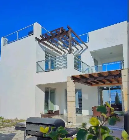 3 Bedroom Seaview Direct In With Pool *