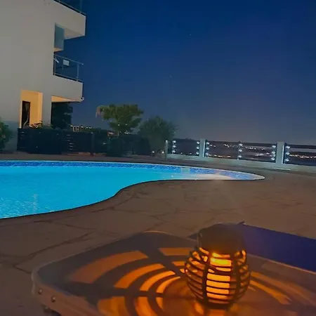 3 Bedroom Seaview Direct In With Pool